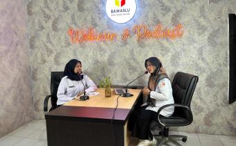 suasana narasumber Anggota Bawaslu Kota Pekalongan Syaratun menjawab pertanyaan dari Host staf Divisi Penyelesaian Sengketa Sulami Luberty di studio saat podcast Bawaslu Kota Pekalongan