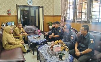 Anggota Bawaslu Kota Pekalongan Nasron beserta staf diterima oleh perwakilan SMA N1 Kota Pekalongan Wresni Haryantri dan Riyanto