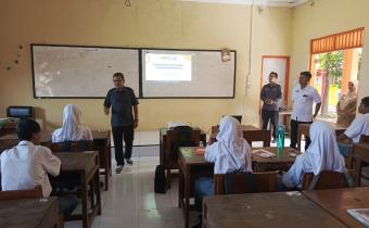 Anggota Bawaslu Kota Pekalongan Nasron menyampaikan materi pendidikan demokrasi dan pengawasan partisipatif ke siswa SMA 4 Pekalongan
