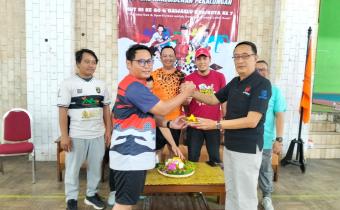 Ketua Bawaslu Kota Pekalongan bersama ketua Bawaslu Kabupaten/Kota se-Eks Karesidenan Pekalongan saat pemotongan tumpeng di acara pembukaan kegiatan Merdeka Fest