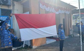 pengibaran bendera siap, petugas pengibar bendera : Eko Adi Purwanto, Sulami Luberty, M. Guntur Bayu Aji