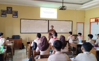 pemberian materi pendidikan demokrasi dan pengawasan partisipatif kepada siswa oleh staf Divisi Pencegahan Bawaslu Kota Pekalongan Vergy Hardian