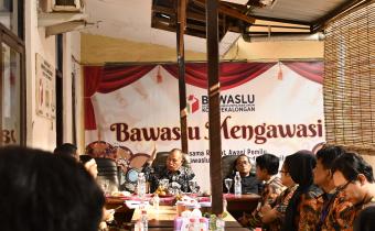 Totok Hariyono memberikan arahan kepada Bawaslu Kota Pekalongan agar siap menjadi pekerja demokrasi dengan lebih banyak terjun ke masyarakat