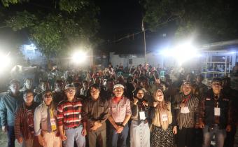 Foto Bersama Ketua Bawaslu Kota Pekalongan,Ketua KPU Kota Pekalongan dan seluruh Petugas 